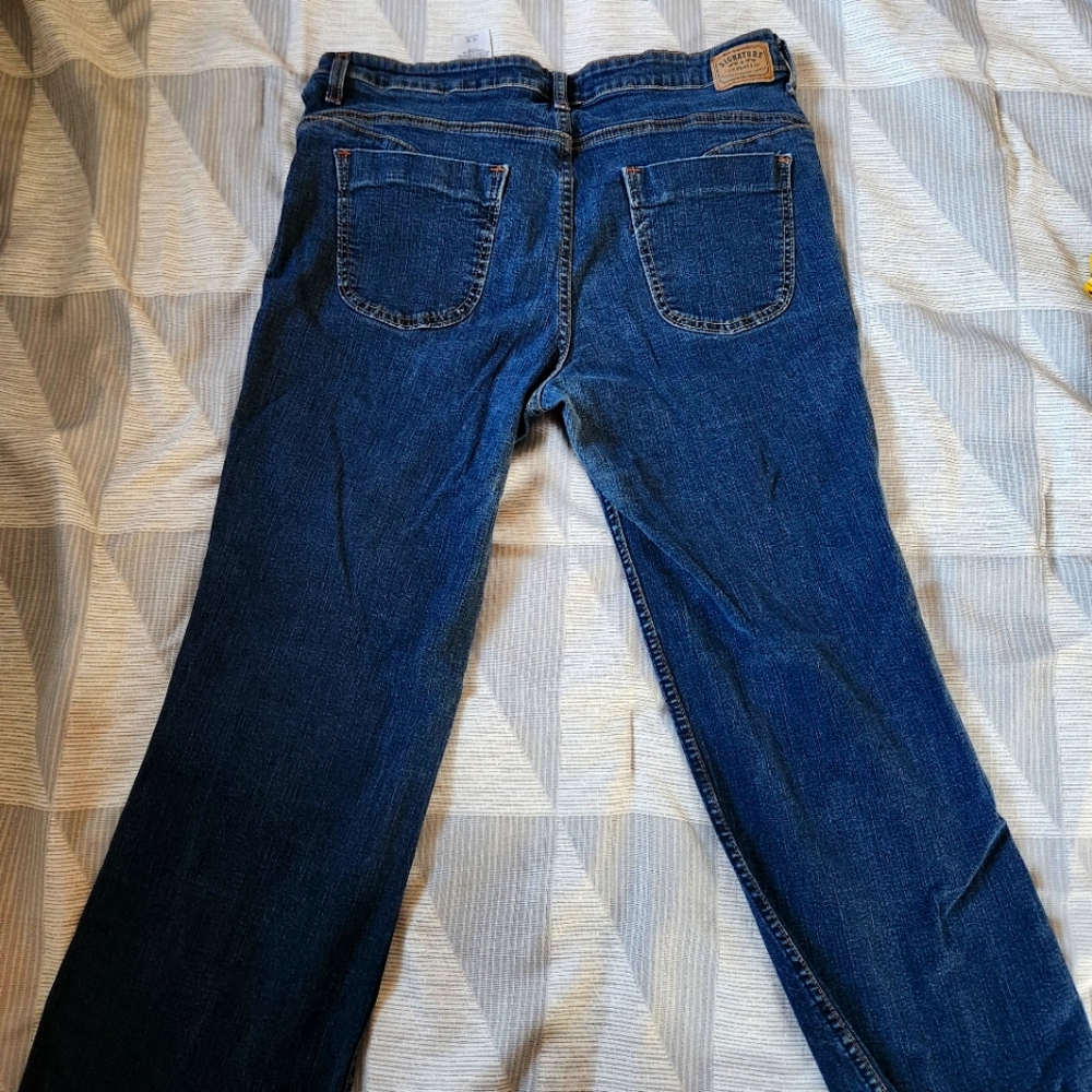 Signature Levi Mid Rise Boot Cut Jeans - Picture 3 of 9